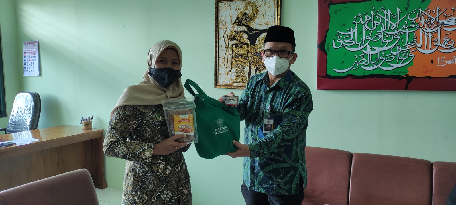 MENYERAHKAN BANTUAN RENDANG KALENG  DAN DAGING ABON QURBAN 