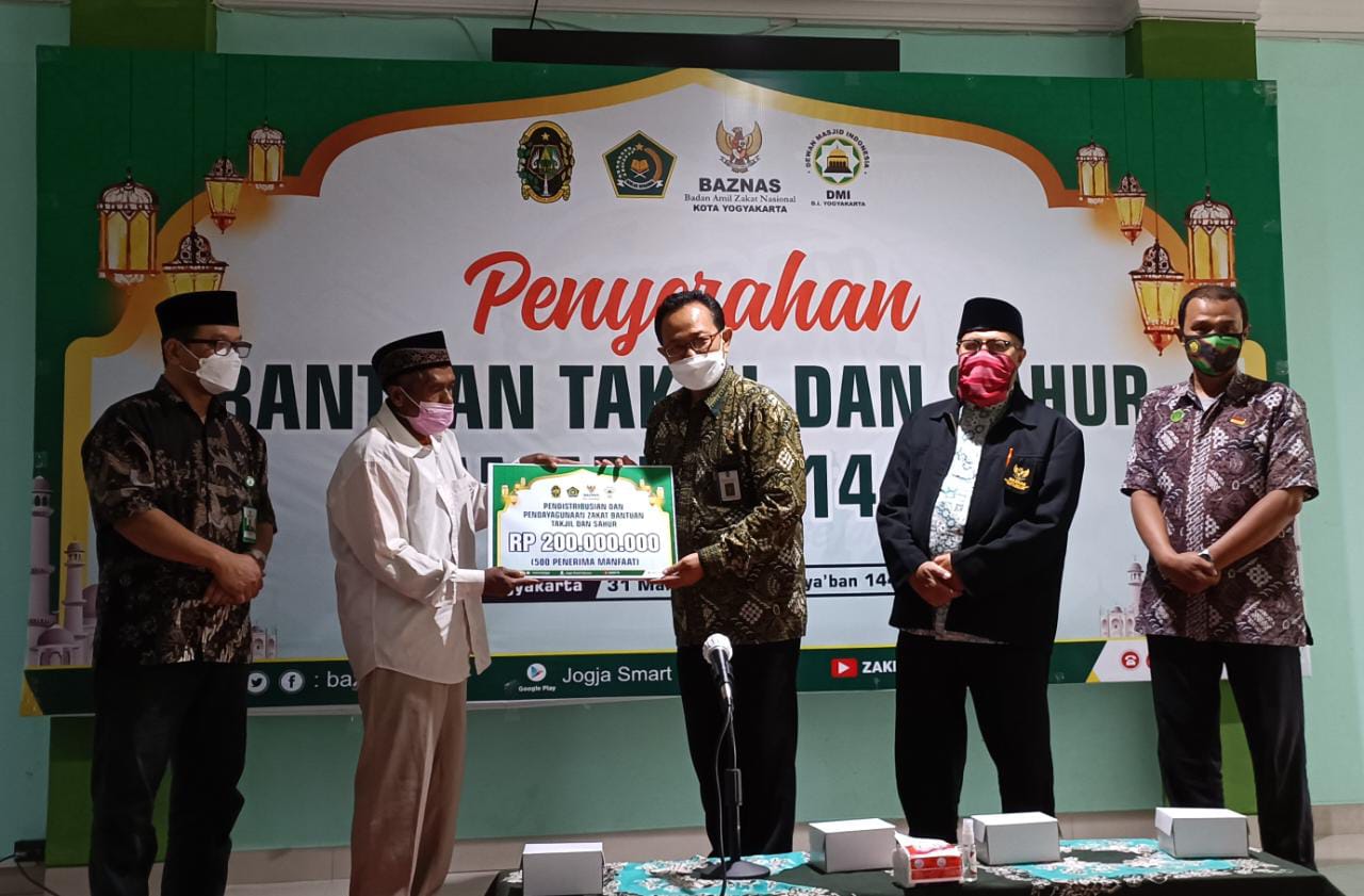 WAKIL WALIKOTA YOGYAKARTA SERAHKAN BANTUAN SAHUR DAN TAKJIL RAMADHAN 1443 H BAGI MARBOT MASJID/MUSHOLA