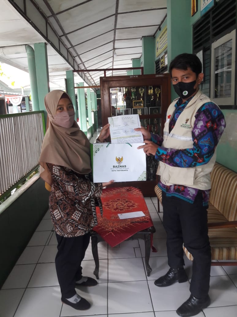 BAZNAS KOTA YOGYAKARTA BERIKAN BANTUAN SISWA DHUAFA