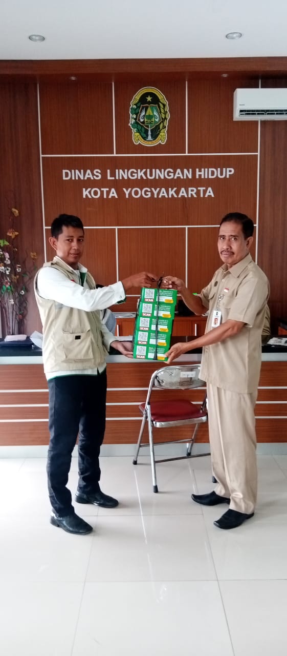 SEMUA BISA MAKAN, BAZNAS KOTA YOGYAKARTA SERAHKAN MAKAN SIANG BAGI PETUGAS KEBERSIHAN DLH KOTA YOGYAKARTA