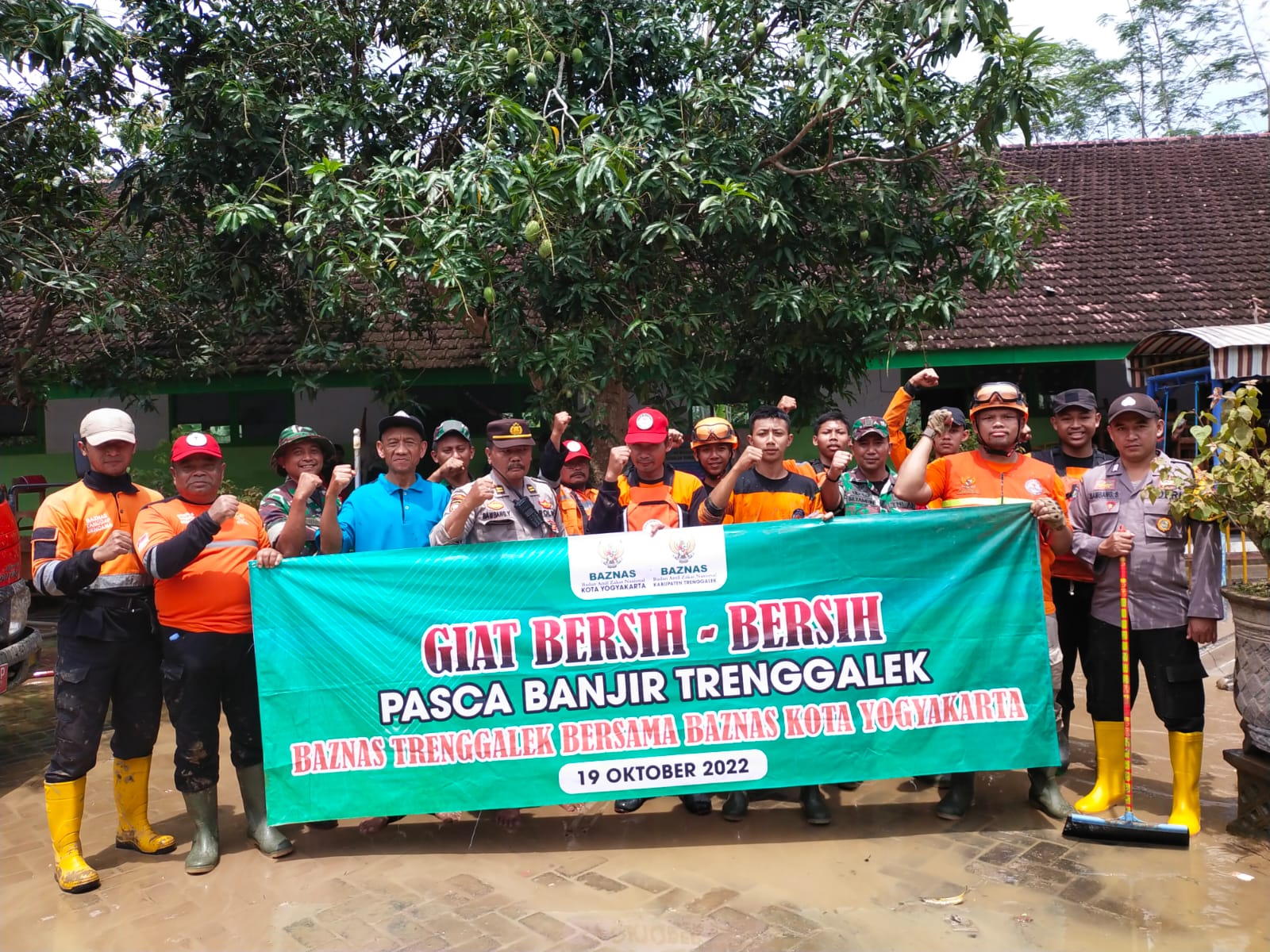 BAZNAS KOTA YOGYAKARTA BERSAMA BAZNAS TRENGGALEK LAKUKAN PENANGANAN DAMPAK BENCANA BANJIR KABUPATEN TRENGGALEK