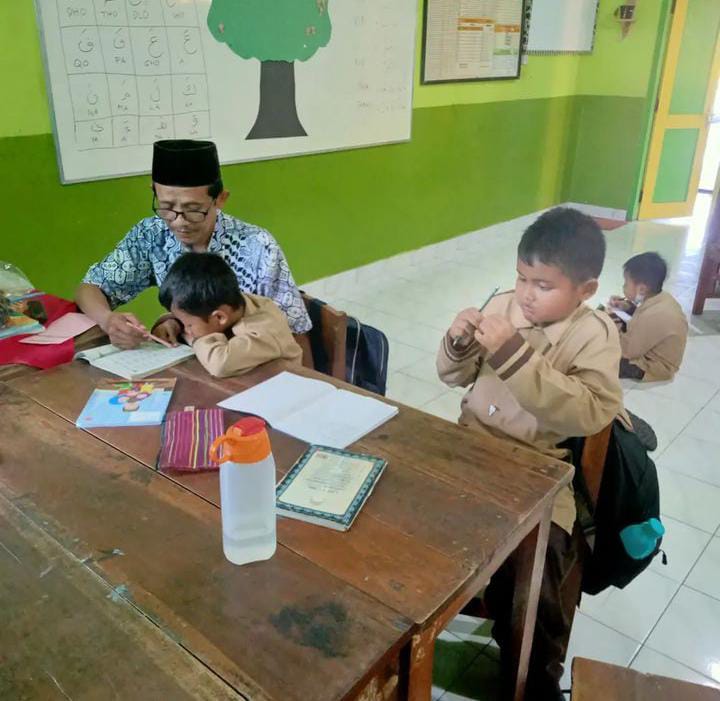 Khusuk dan khidmat, siswa SDN Gedongtengen dan SDN Sosrowijayan saat mengikuti Madrasah Diniyah Takmiliyah Terintegrasi (MDTT) BAZNAS Kota Yk,