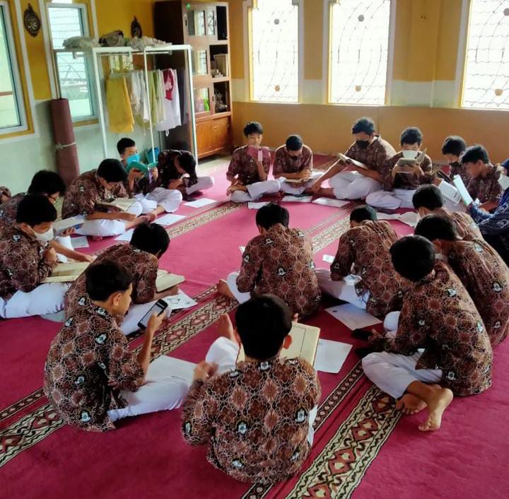 SISWA SMPN 5 MENGIKUTI MADRASAH AL QURAN (MDA)