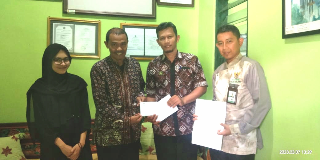 BAZNAS KOTA YOGYAKARTA BERIKAN BANTUAN PENDIDIKAN BAGI SISWA KURANG MAMPU