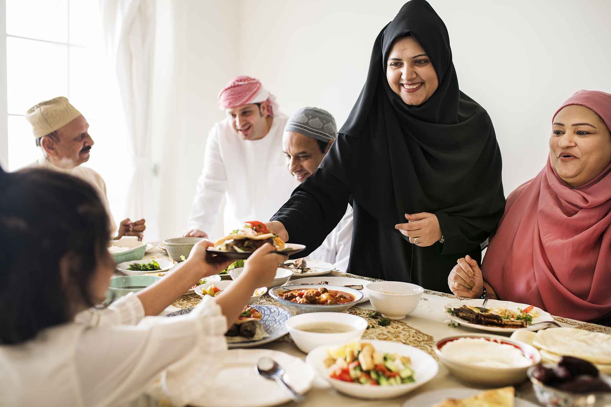 Memberi Makanan untuk Orang Berbuka: Bentuk Kebaikan di Bulan Ramadan