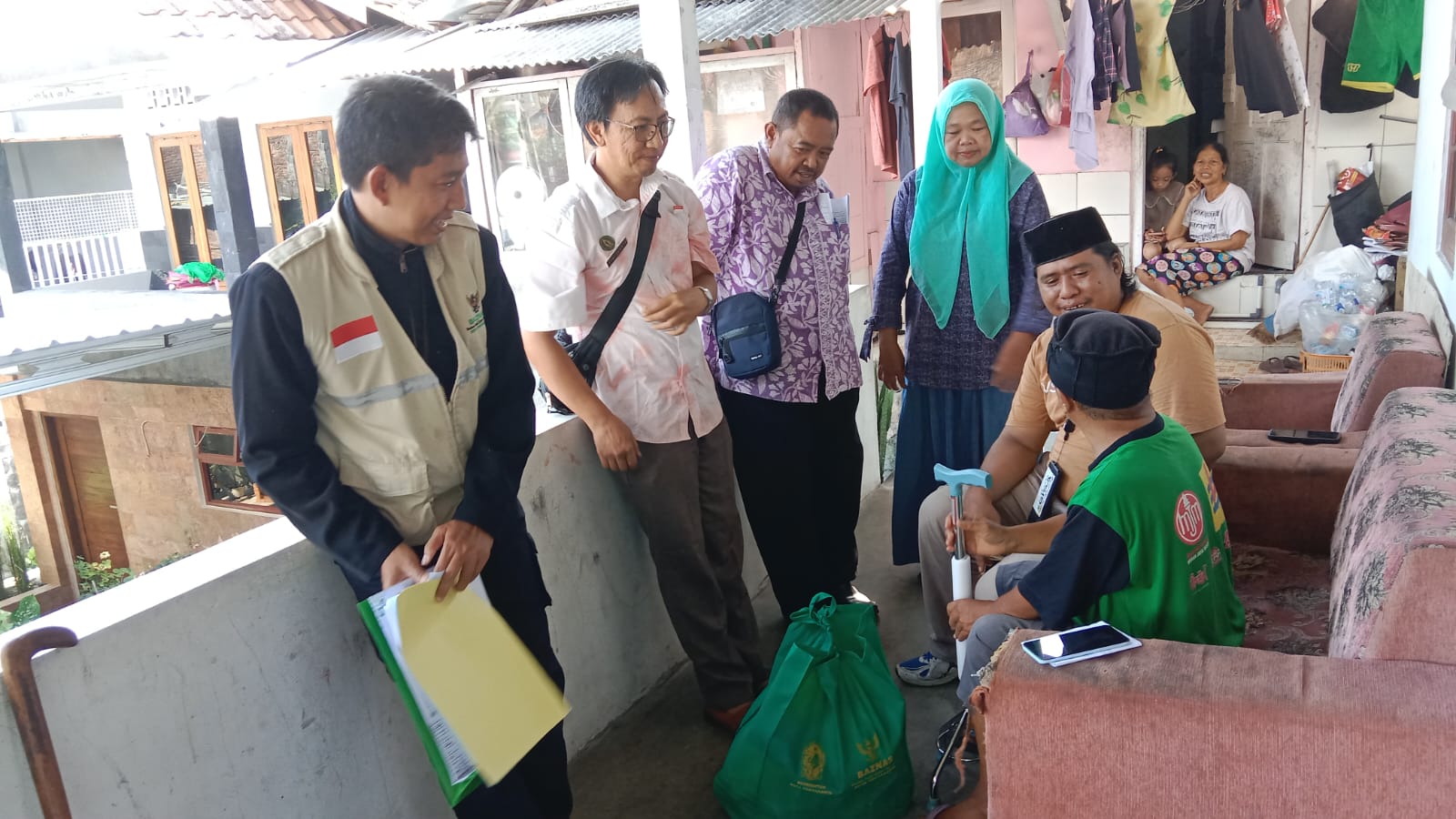 BAZNAS KOTA YOGYAKARTA BANTU ALAT KESEHATAN DAN BAHAN MAKAN