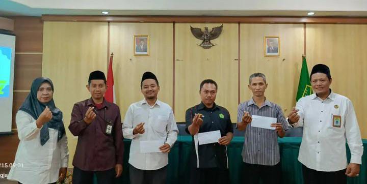 BAZNAS KOTA YOGYAKARTA SERAHKAN BANTUAN DANA BAGI PTT GTT KEMENAG KOTA YOGYAKARTA