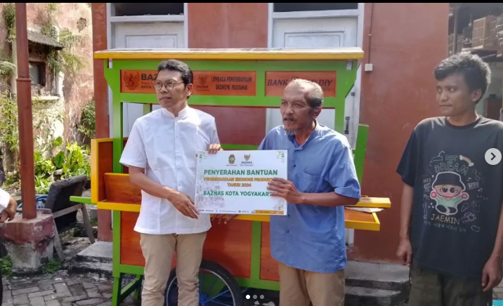 Penguatan Ekonomi Warga Kurang Mampu, BAZNAS Kota Yogyakarta Serahkan Bantuan Gerobak Angkringan
