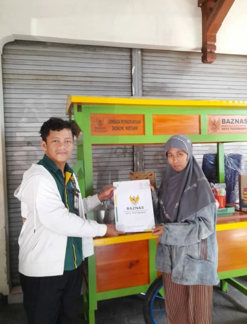 BAZNAS Kota Yogyakarta Serahkan Bantuan Gerobak Angkringan Dan Modal Usaha