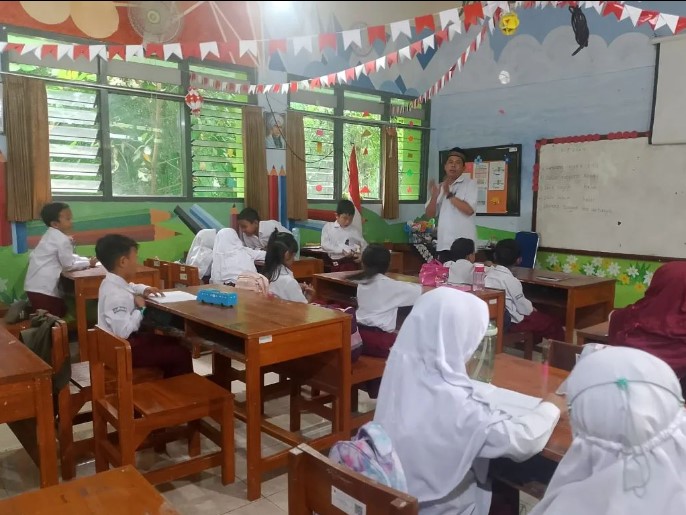 Khusuk dan khidmat ananda sholeh sholehah siswa SD Negeri Jetis 1 Yogyakarta, mengikuti belajar membaca Al Qur'an metode Iqra