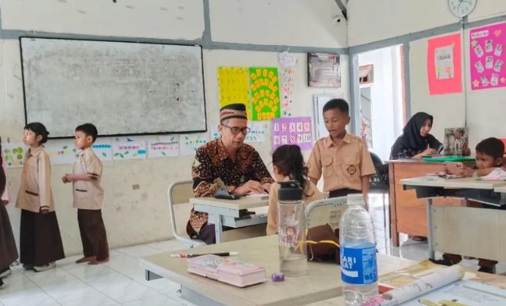 Khusuk dan khidmat ananda sholeh sholehah siswa SD Negeri Sosrowijayan Yogyakarta, belajar membaca Al Qur'an metode Iqra