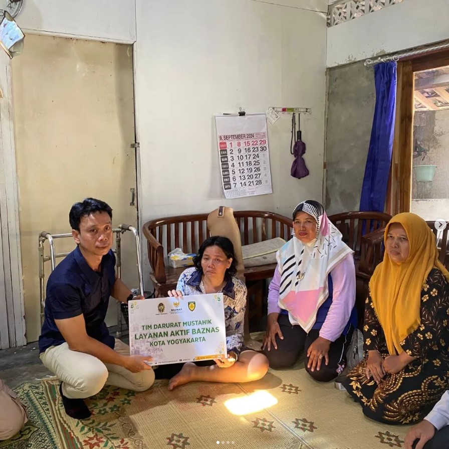 Raut muka bahagia, menetes air mata karena sangat bahagia, Ibu Surani (51 tahun) saat menerima bantuan kaki palsu dari BAZNAS Kota Yogyakarta