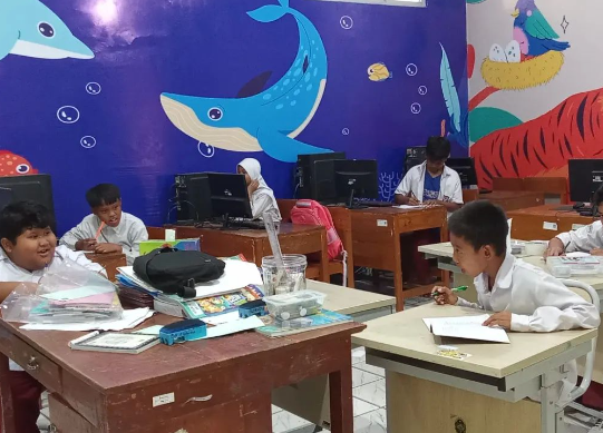 Khusuk dan khidmat ananda sholeh sholehah siswa SD Negeri Sayidan Yogyakarta, belajar membaca Al Qur'an metode Iqra