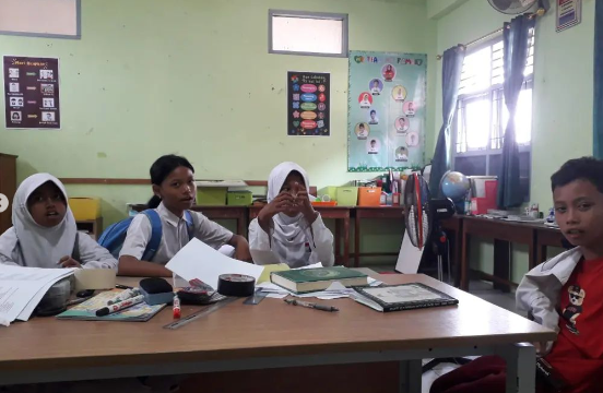 Khusuk dan khidmat ananda sholeh sholehah siswa SD Negeri Kintelan 2 Yogyakarta, belajar membaca Al Qur'an metode Iqra